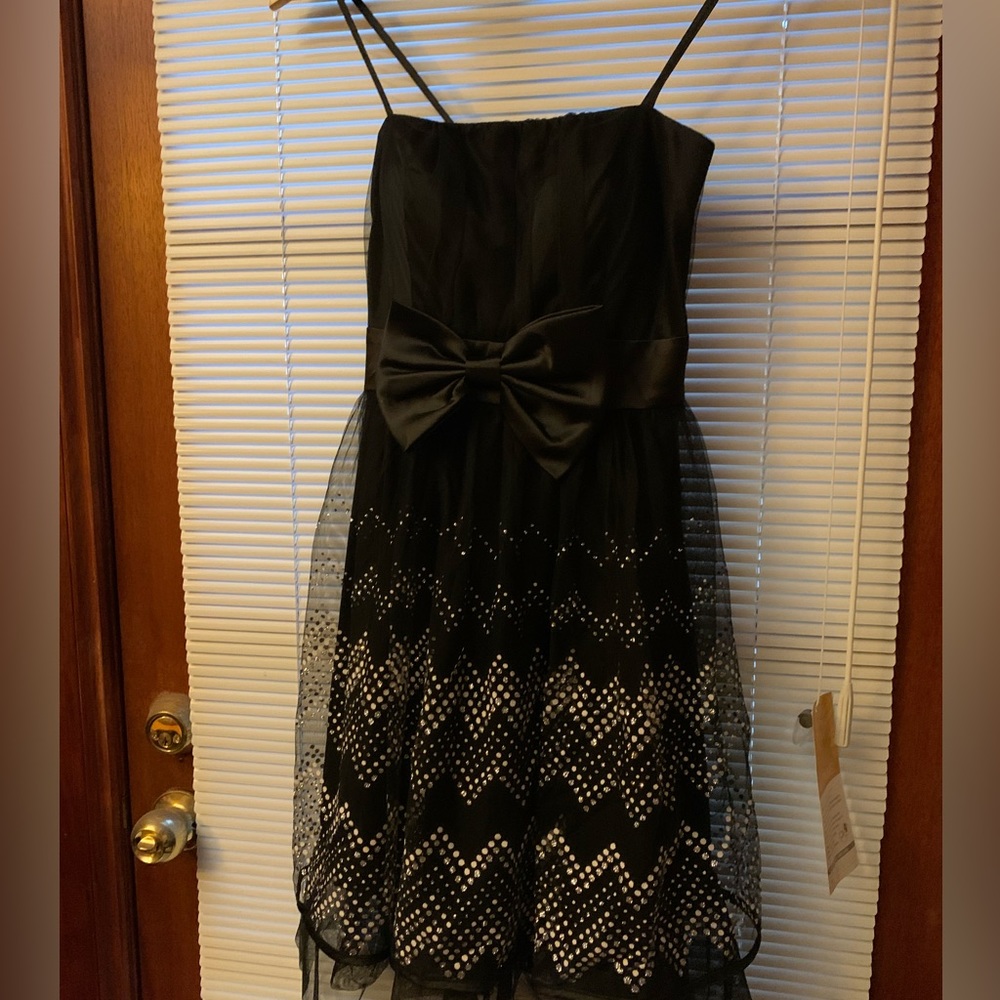 Worn during Year 12 graduation but can be used in any special occasion - Picture 1 of 6